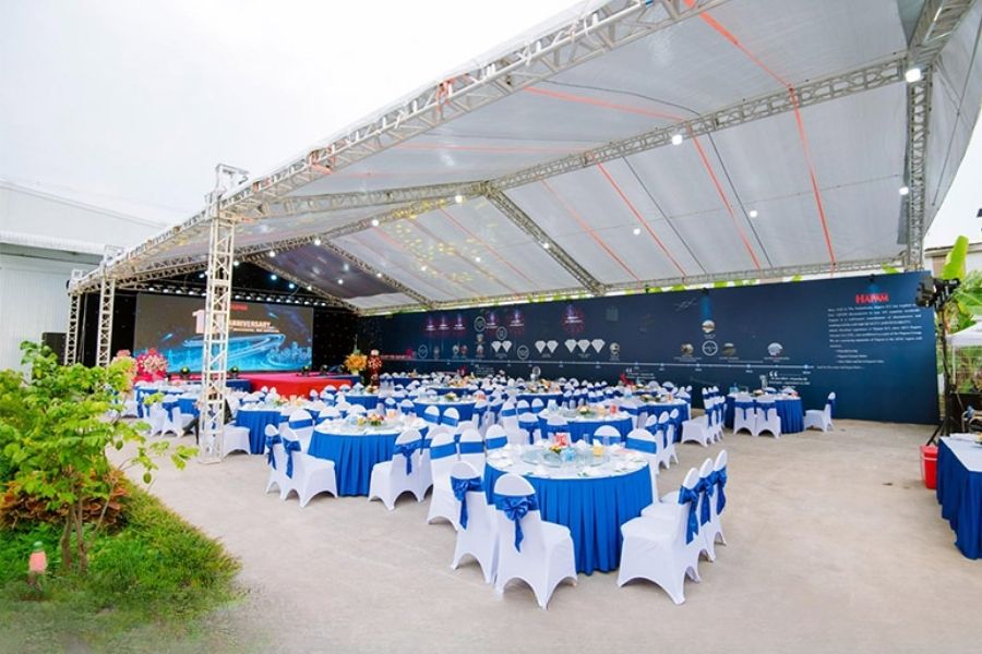 to chuc su kien tai khach san hay thue nha bat ngoai troi 2