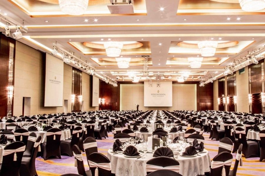 to chuc su kien tai khach san hay thue nha bat ngoai troi 3