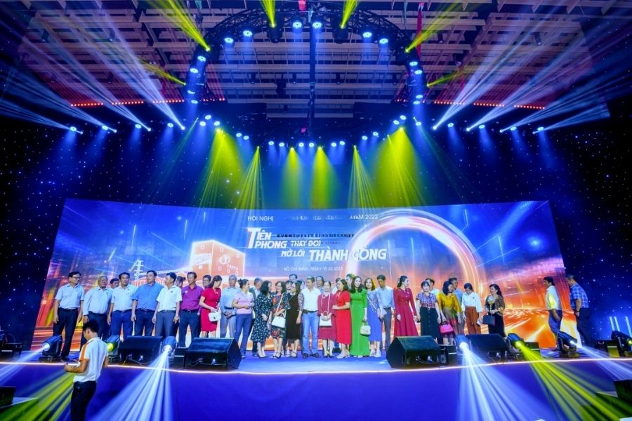 luu y khi thue san khau su kien 1